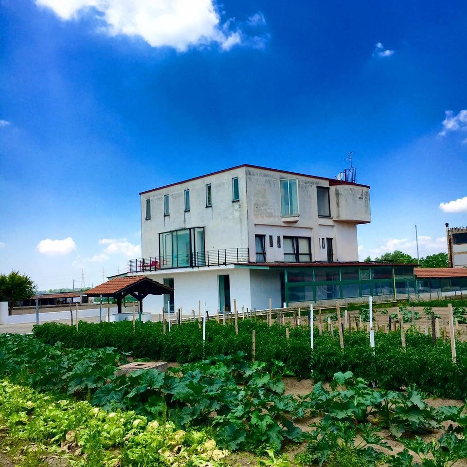 La masseria della Locanda del Gigante circondata dagli orti della comunità